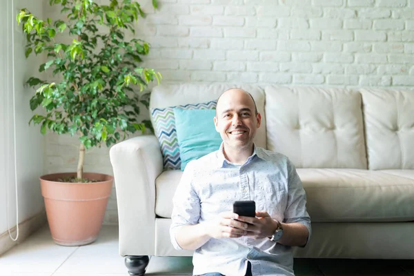 Retrato Homem Careca Caucasiano Bonito Usando Smartphone Casa Sorrindo — Fotografia de Stock