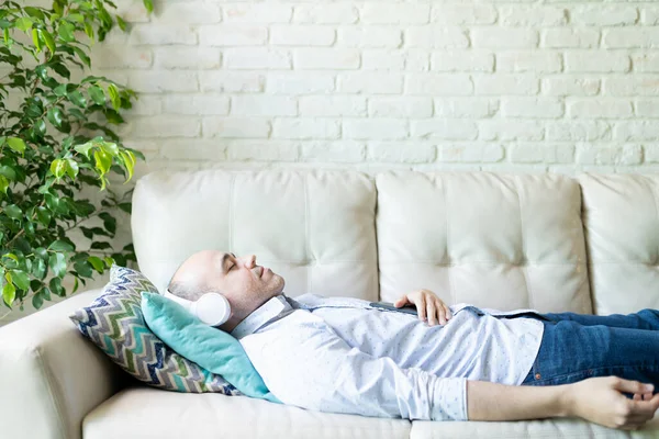 Visão Perfil Homem Caucasiano Deitado Sofá Casa Ouvindo Uma Meditação — Fotografia de Stock
