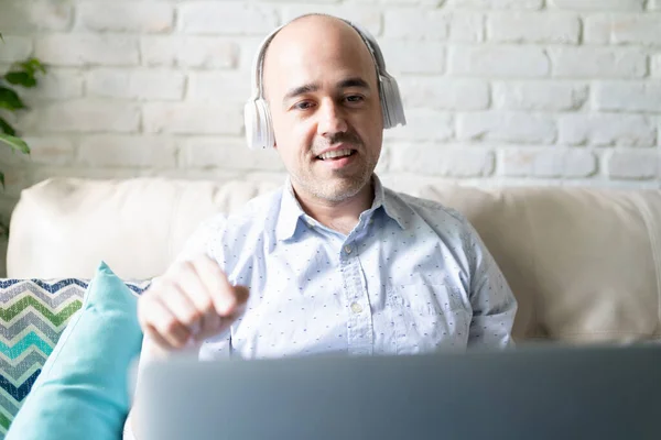 Atraktivní Muž Třiceti Nosí Sluchátka Mluví Během Pracovního Videokonferenčního Hovoru — Stock fotografie