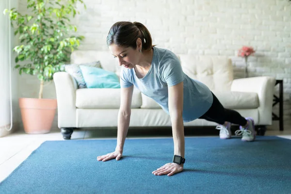 Jolie Femme Dans Quarantaine Portant Une Smartwatch Tout Faisant Exercice — Photo