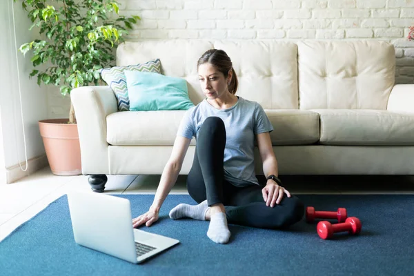 Beyaz Tenli Esmer Kadın Evde Egzersiz Yaparken Dizüstü Bilgisayarında Egzersiz — Stok fotoğraf