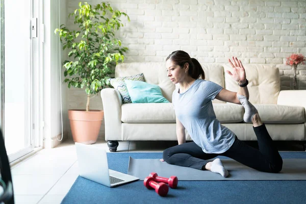 Yaşlarda Güzel Aktif Bir Kadının Portresi Çevrimiçi Yoga Rutinini Takip — Stok fotoğraf