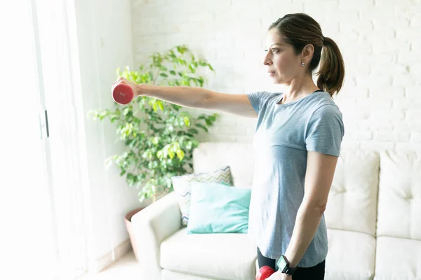 Vista Perfil Una Mujer Años Fortaleciendo Sus Brazos Levantando Algunos — Foto de Stock