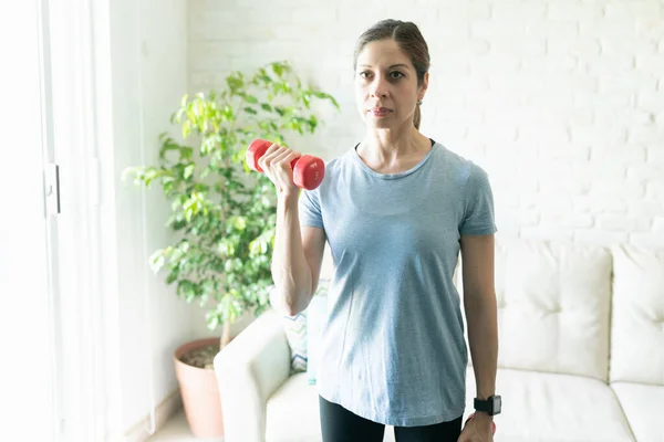 Linda Mujer Activa Años Haciendo Rizos Bíceps Haciendo Ejercicio Casa —  Fotos de Stock