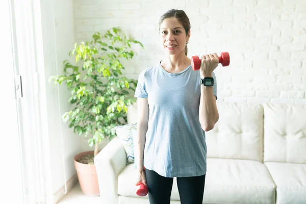 Linda Mujer Activa Años Haciendo Rizos Bíceps Haciendo Ejercicio Casa — Foto de Stock