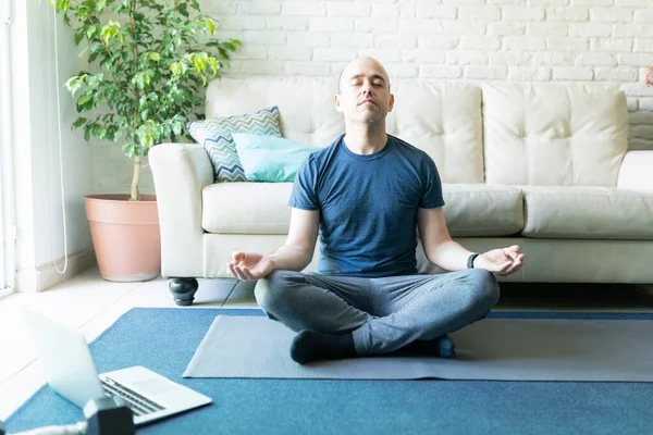 Bonito Homem Seus Anos Meditando Praticando Ioga Com Olhos Fechados — Fotografia de Stock