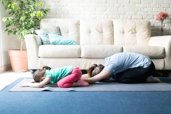 Tanto Madre Como Hija Hacen Ejercicio Juntas Hacen Pose Del — Foto de Stock