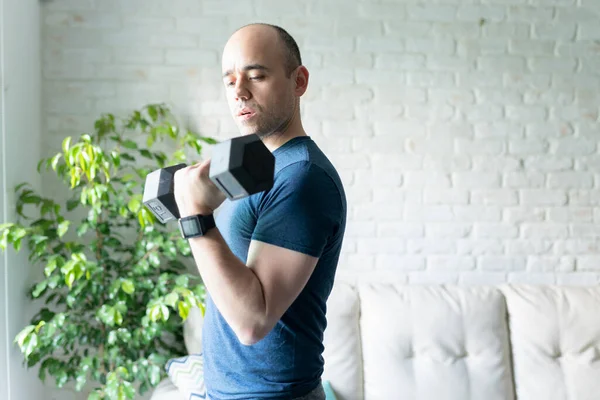 Portrét Aktivního Muže Třicítce Jak Zvedá Činky Doma Dělá Bicepsy — Stock fotografie