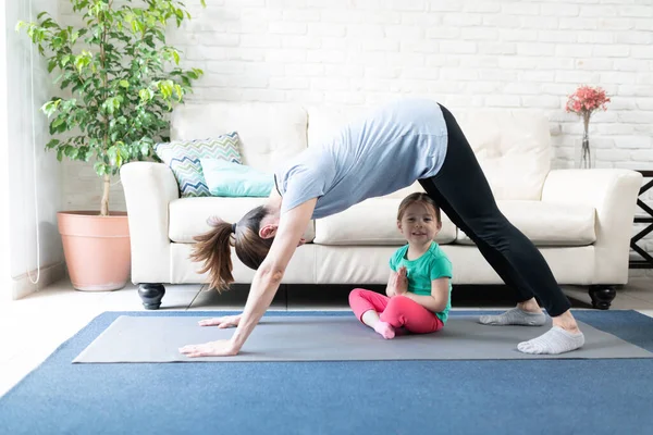 Vista Perfil Una Mujer Activa Tratando Hacer Algo Yoga Mientras — Foto de Stock