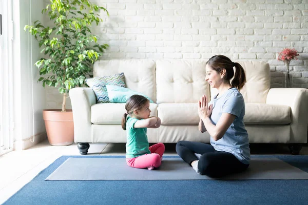 Annesi Yoga Minderinde Kızıyla Yüz Yüze Otururken Ona Evde Nasıl — Stok fotoğraf