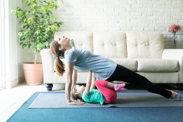 Yoga Yaparken Annesinin Arkasında Kalan Küçük Bir Kızın Profil Görüntüsü — Stok fotoğraf