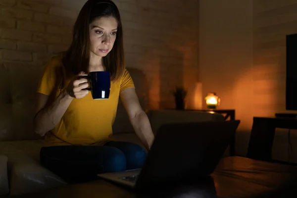 Porträtt Brunett Kvinna Drickande Lite Kaffe För Att Hålla Sig — Stockfoto