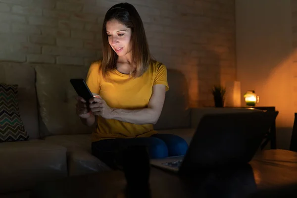 Nette Kaukasierin Checkt Nachts Ihrem Haus Mit Laptop Und Smartphone — Stockfoto