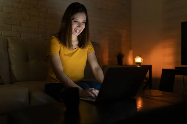 Счастливая Женщина Помощью Ноутбука Общаться Своими Друзьями Онлайн Ночью — стоковое фото