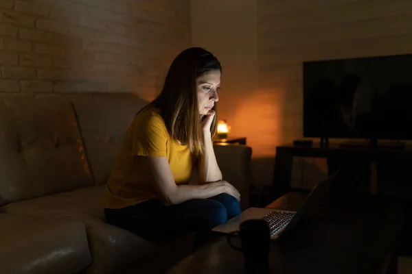 Fehér Éveiben Unatkozik Miközben Egy Laptop Képernyőjét Nézi Éjszaka Nappaliban — Stock Fotó