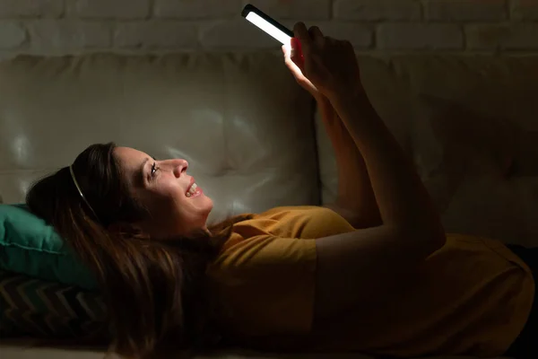 Hübsche Brünette Frau Schaut Auf Ihr Smartphone Und Checkt Soziale — Stockfoto