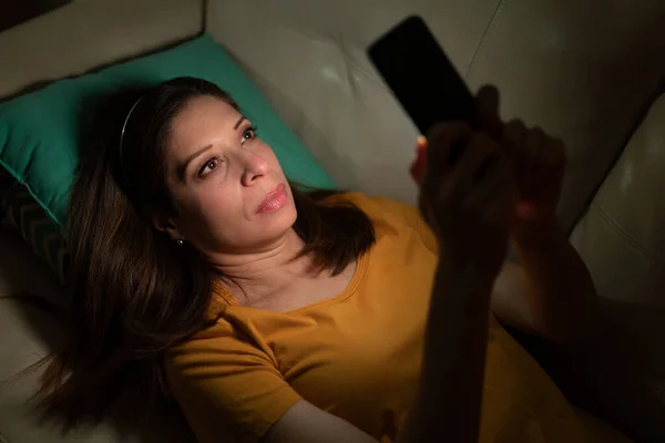 Komoly Éveiben Nézi Okostelefonját Sms Barátainak Éjszaka Lásd Fentről — Stock Fotó