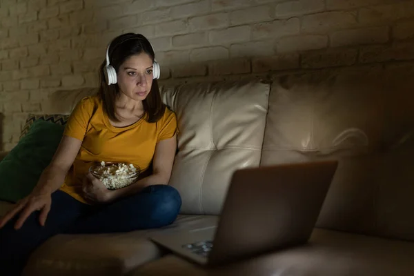 Portrét Ženy 40S Nosit Sluchátka Jíst Popcorn Při Sledování Filmu — Stock fotografie