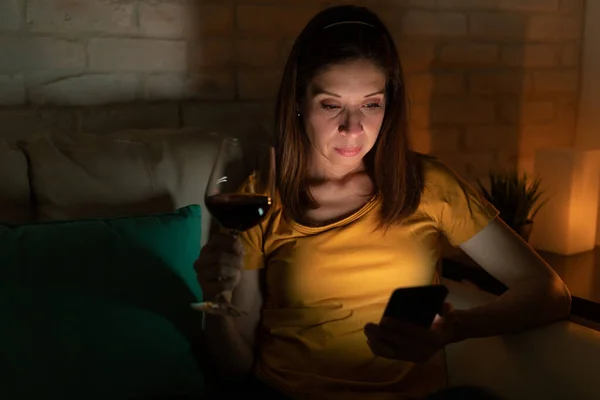 Kaukázusi Iszik Egy Pohár Bort Éjszaka Miközben Otthon Nézi Okostelefonját — Stock Fotó