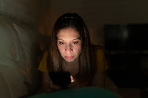 Donkere Scène Van Een Vrouw Liggend Een Bank Kijken Naar — Stockfoto