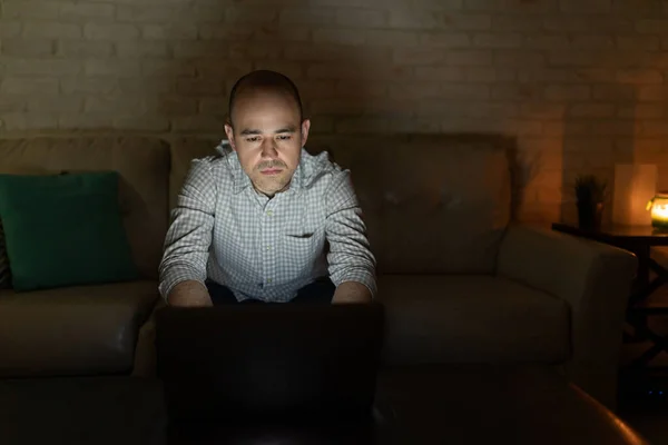 Retrato Homem Bonito Usando Computador Portátil Trabalhando Casa Tarde Noite — Fotografia de Stock