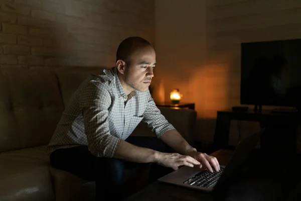 Homem Caucasiano Atraente Sentado Casa Usando Computador Portátil Para Trabalho — Fotografia de Stock