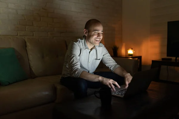 Homem Feliz Seus Anos Verificando Mídias Sociais Computador Portátil Noite — Fotografia de Stock