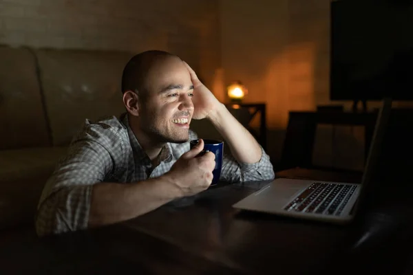 Caucasiano Careca Homem Relaxante Assistindo Alguns Vídeos Computador Portátil Noite — Fotografia de Stock