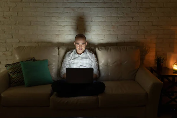 Retrato Homem Anos Ver Algo Num Computador Portátil Enquanto Estava — Fotografia de Stock