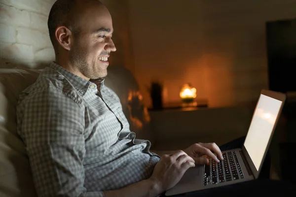 Happy Guy Controleren Van Social Media Een Laptop Computer Laat — Stockfoto