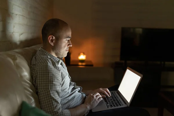 Visão Perfil Homem Anos Olhando Para Uma Tela Laptop Enquanto — Fotografia de Stock