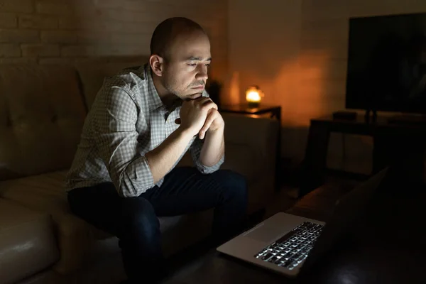 Homem Sentado Sala Estar Casa Assistindo Programa Computador Portátil Noite — Fotografia de Stock