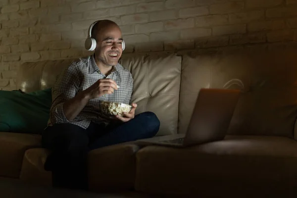 Happy Man Relaxing Home Night Watching Some Shows Streaming Service — Stock Photo, Image