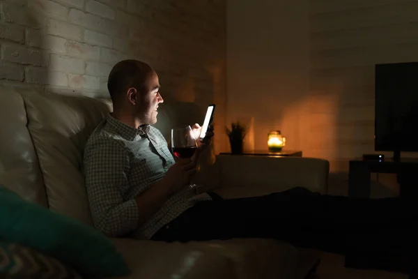 Avslappnad Man Tittar Sociala Medier Sin Smartphone Samtidigt Smutta Lite — Stockfoto