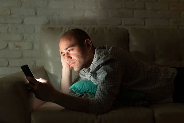 Homem Careca Atraente Enviando Mensagens Com Seu Parceiro Noite Enquanto — Fotografia de Stock