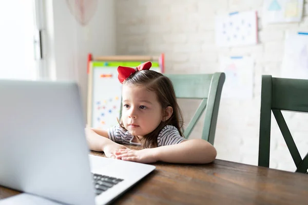 Niña Caucásica Mirando Ordenador Portátil Mientras Toma Una Clase Línea — Foto de Stock