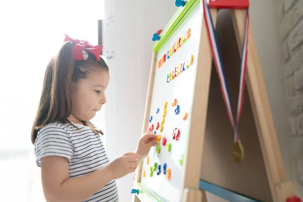 Vista Perfil Una Linda Niña Usando Tablero Magnético Para Aprender — Foto de Stock