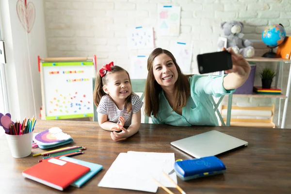美しい白人の母親と娘は ホームスクール中にスマートフォンで自画撮り — ストック写真