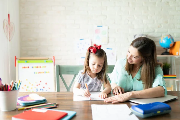 Portrait Woman Looking Very Proud Ther Daughter While Looking Her — Stock Photo, Image