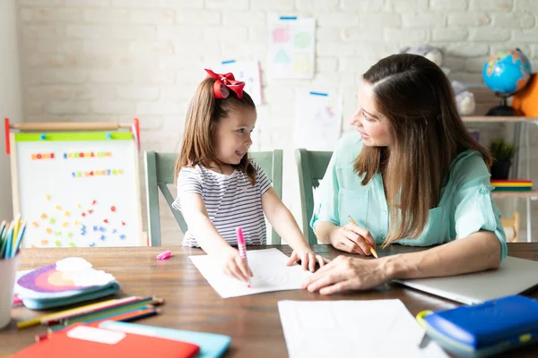 Mamma Figlia Guardano Mentre Fanno Attività Colorazione Durante Scuola Casa — Foto Stock