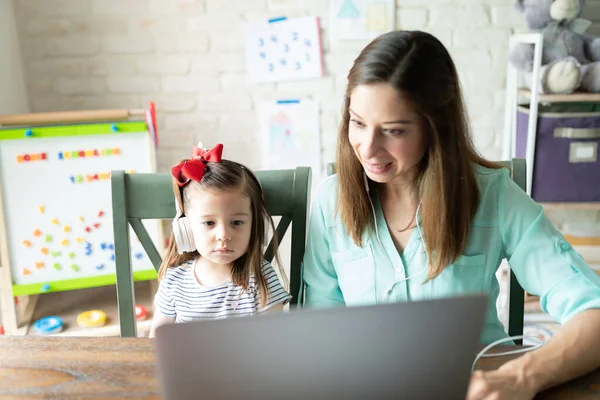 Caucasian Mother Showing Her Daughter Few Education Videos Part Her — Stock Photo, Image