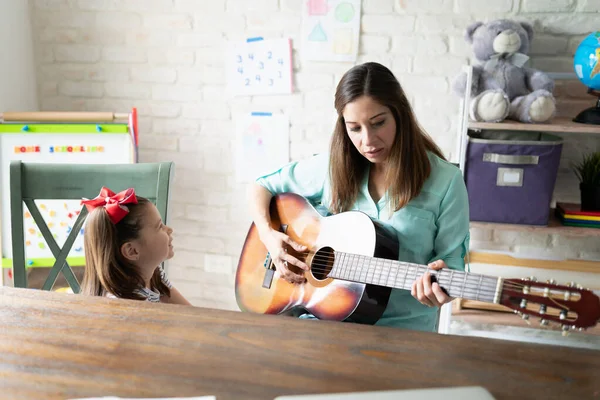 Güzel Beyaz Kadın Evde Eğitim Görürken Küçük Kızına Müzik Dersleri — Stok fotoğraf