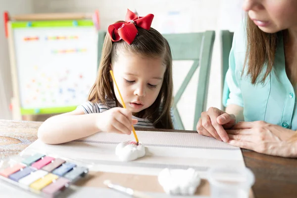 Portret Pięknej Trzyletniej Dziewczynki Używającej Akwareli Malowania Figurek Gipsowych Mamą — Zdjęcie stockowe