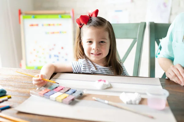 Cute Little Trzy Lata Przy Użyciu Akwareli Malowania Figurki Babeczki — Zdjęcie stockowe