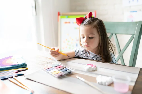 Portret Van Een Schattig Klein Blank Meisje Met Behulp Van — Stockfoto