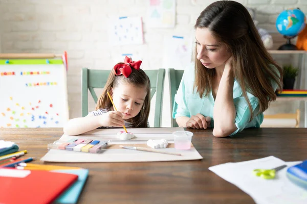 Donna Caucasica Guardando Orgogliosa Sua Figlia Durante Scuola Casa Facendo — Foto Stock