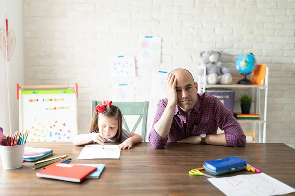 Portrait Overwhelmed Impatient Father Giving Homeschooling Try Failing Her Daughter — Stock Photo, Image