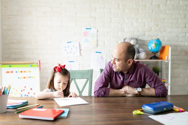 Caucasian Father Feeling Proud While Looking His Little Girl Doing — Stock Photo, Image