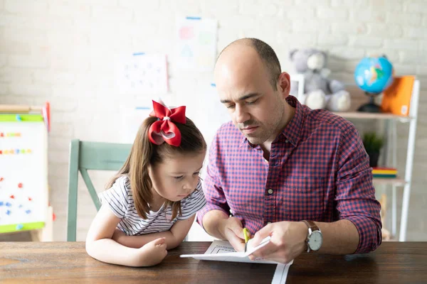 Linda Niña Padre Aprendiendo Cortar Formas Usando Tijeras Casa —  Fotos de Stock