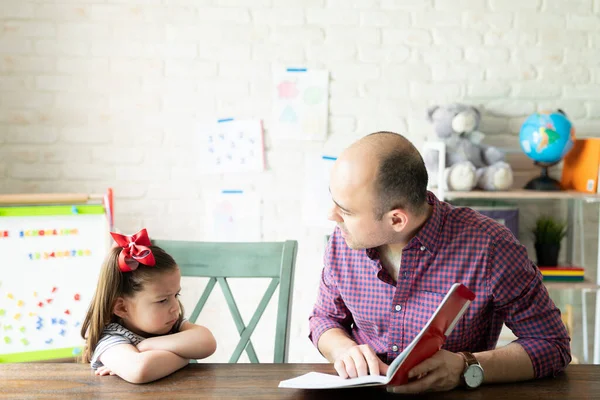 Yaşında Kollarını Kavuşturmuş Beyaz Bir Kız Babasıyla Evde Eğitim Yapmayı — Stok fotoğraf